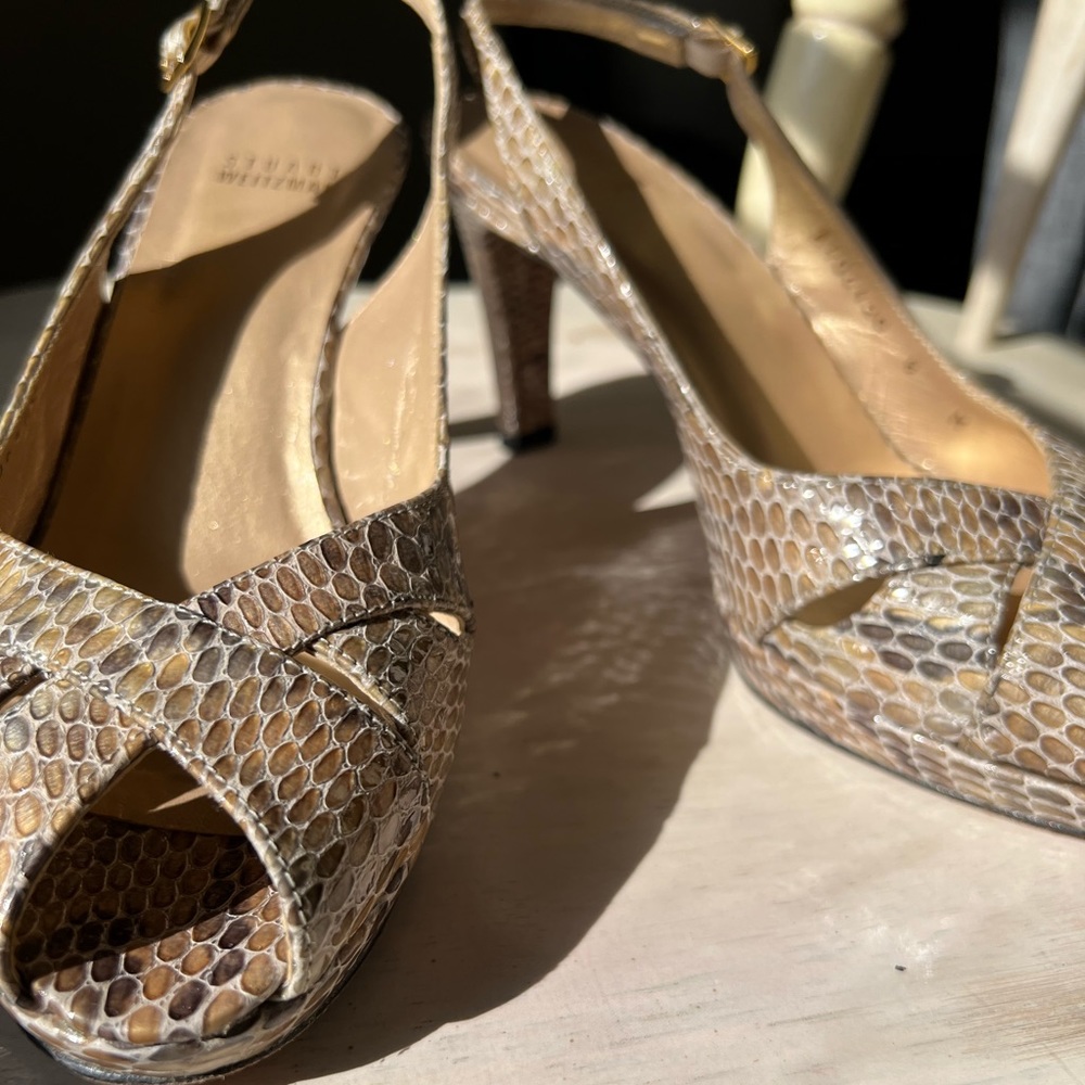 Size 8 Stuart Weitzman snakeskin heels - Picture 3 of 7